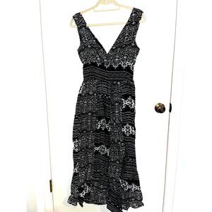 Jane Ashley Black and White Stretchy V-Neck Geometric Pattern Long Maxi Dress